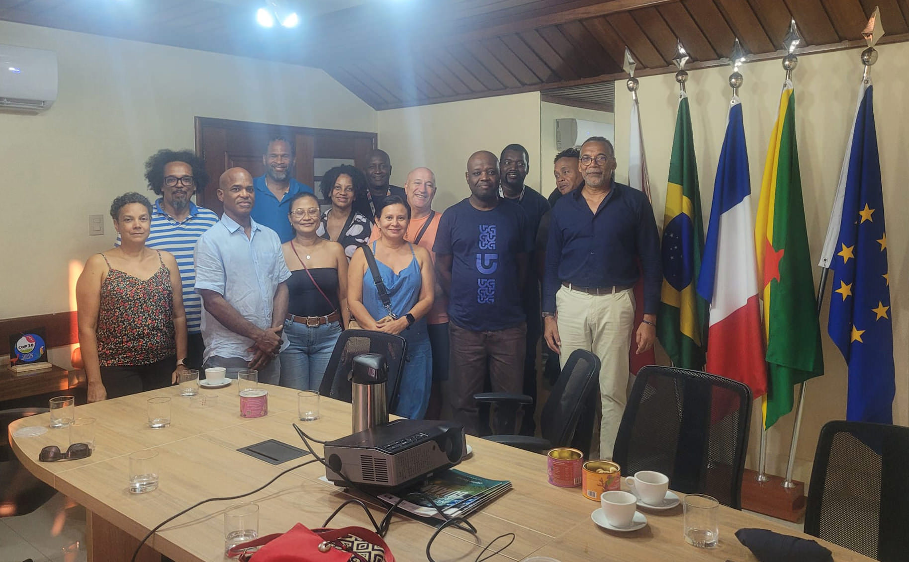 Délégation Université de Guyane à la COP 30 Belém réunion drapeaux Brésil France Guyane UE