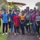 Groupe d’étudiants et formateurs de l’Université de Guyane, réunis à l’extérieur sur le campus pour la première édition du programme PREP’Alternance, souriants et debout devant des palmiers.