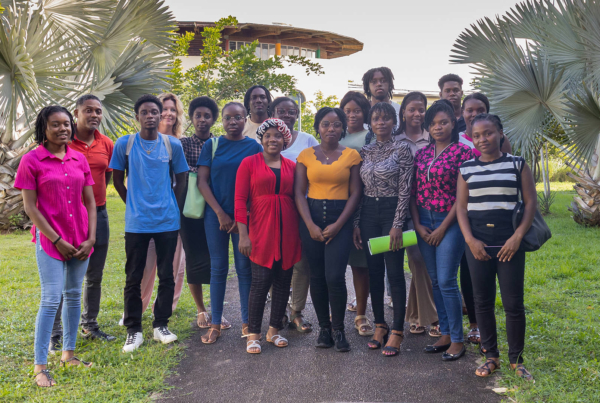 Groupe d’étudiants et formateurs de l’Université de Guyane, réunis à l’extérieur sur le campus pour la première édition du programme PREP’Alternance, souriants et debout devant des palmiers.