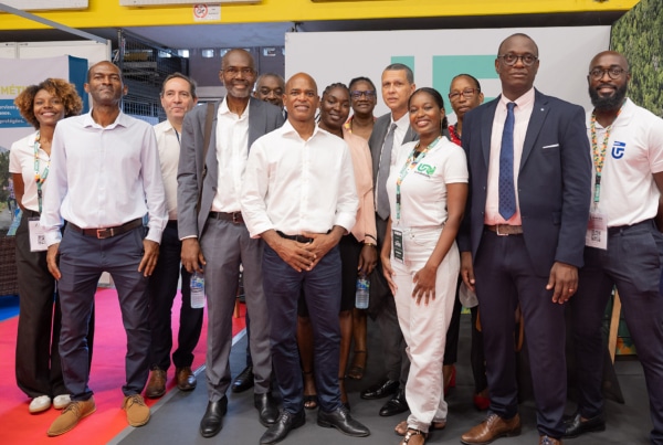 Lors du Salon des Maires à l’Université de Guyane, une délégation de l’université pose devant son stand, entourée de représentants et partenaires locaux. On aperçoit le logo « UG » (Université de Guyane) en arrière-plan, ainsi que des éléments de communication liés aux métiers et initiatives universitaires locales. Cette image illustre la participation institutionnelle, les échanges entre acteurs publics et universitaires, et l’implication de l’Université de Guyane dans le développement territorial.