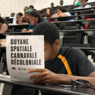 Rencontre littéraire à l’Université de Guyane avec Nolywé Delannon, échanges entre étudiants et auteure autour de son livre Guyane spatiale, carnavale et décoloniale.
