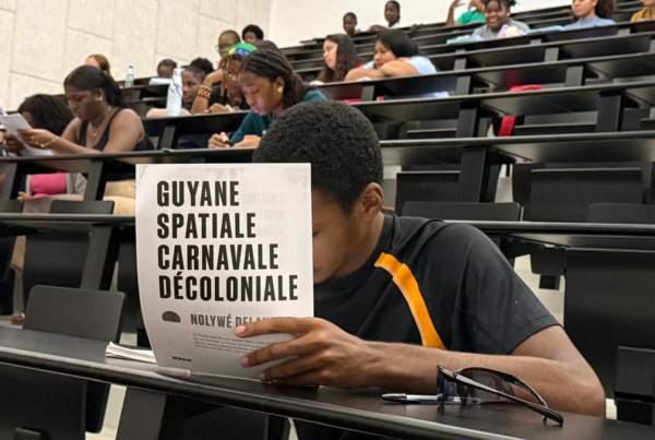 Rencontre littéraire à l’Université de Guyane avec Nolywé Delannon, échanges entre étudiants et auteure autour de son livre Guyane spatiale, carnavale et décoloniale.