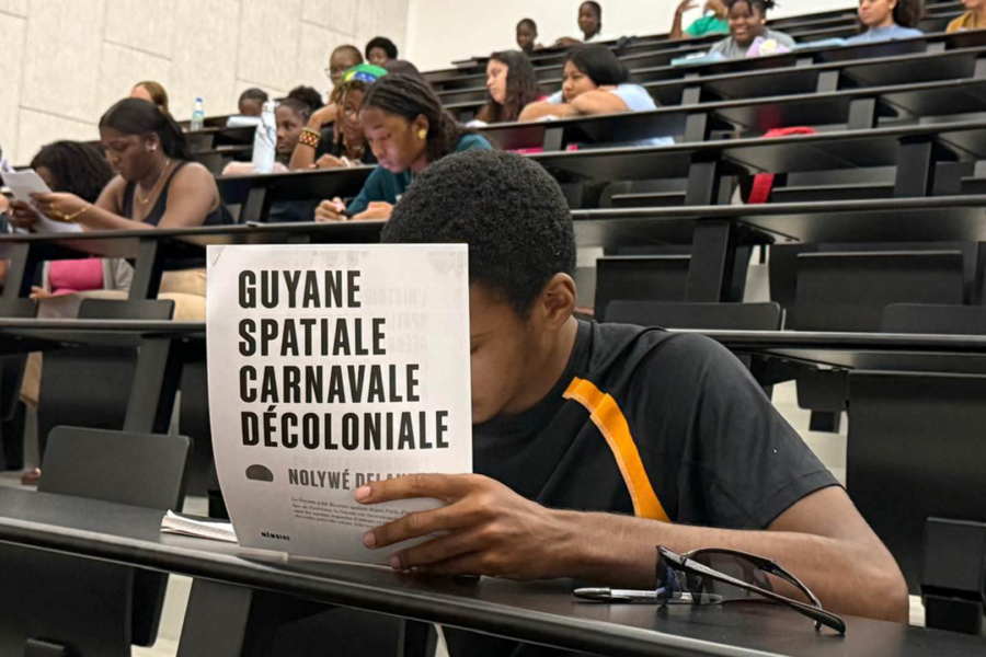 Rencontre littéraire à l’Université de Guyane avec Nolywé Delannon, échanges entre étudiants et auteure autour de son livre Guyane spatiale, carnavale et décoloniale.