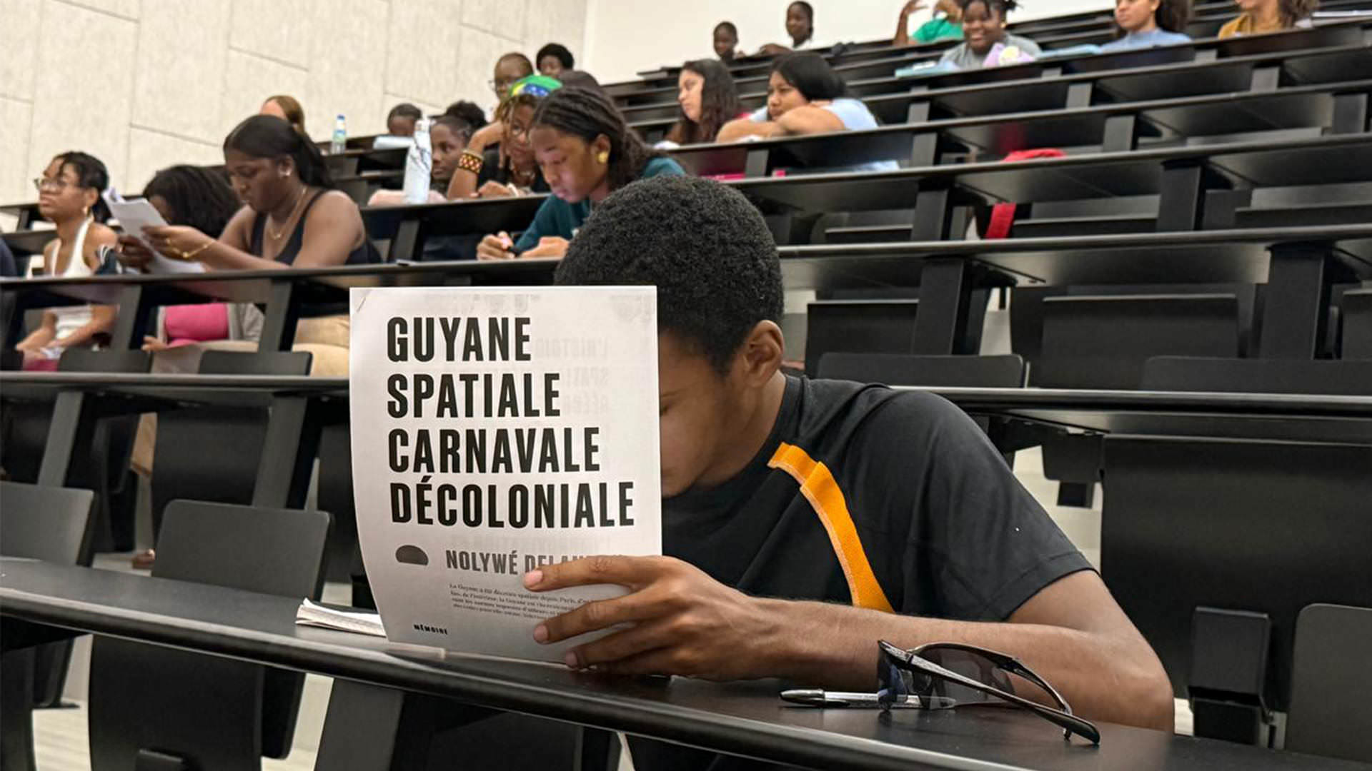 Rencontre littéraire à l’Université de Guyane avec Nolywé Delannon, échanges entre étudiants et auteure autour de son livre Guyane spatiale, carnavale et décoloniale.