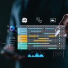 Main tenant un stylet devant un écran virtuel montrant un diagramme de Gantt avec des activités réparties sur les mois de l’année, des graphiques de données, des icônes d’intelligence artificielle et d’analyse de performance