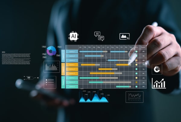 Main tenant un stylet devant un écran virtuel montrant un diagramme de Gantt avec des activités réparties sur les mois de l’année, des graphiques de données, des icônes d’intelligence artificielle et d’analyse de performance