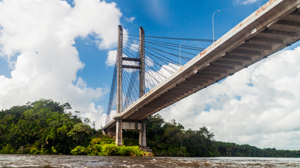 vue du pont à la frontière Guyane Bresil depuis le fleuve