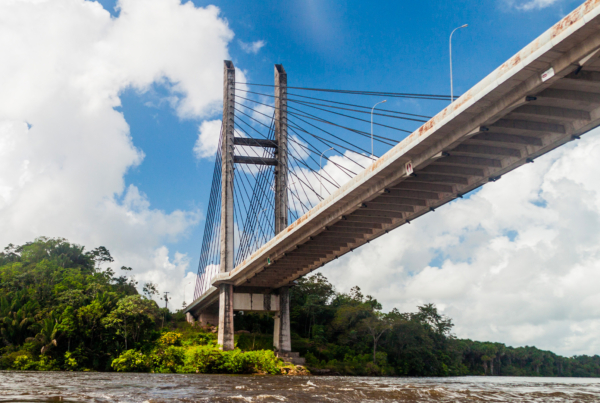 vue du pont à la frontière Guyane Bresil depuis le fleuve