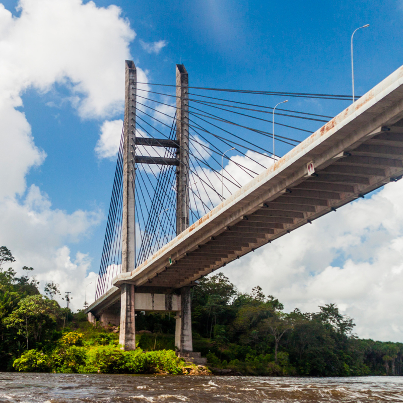 vue du pont à la frontière Guyane Bresil depuis le fleuve