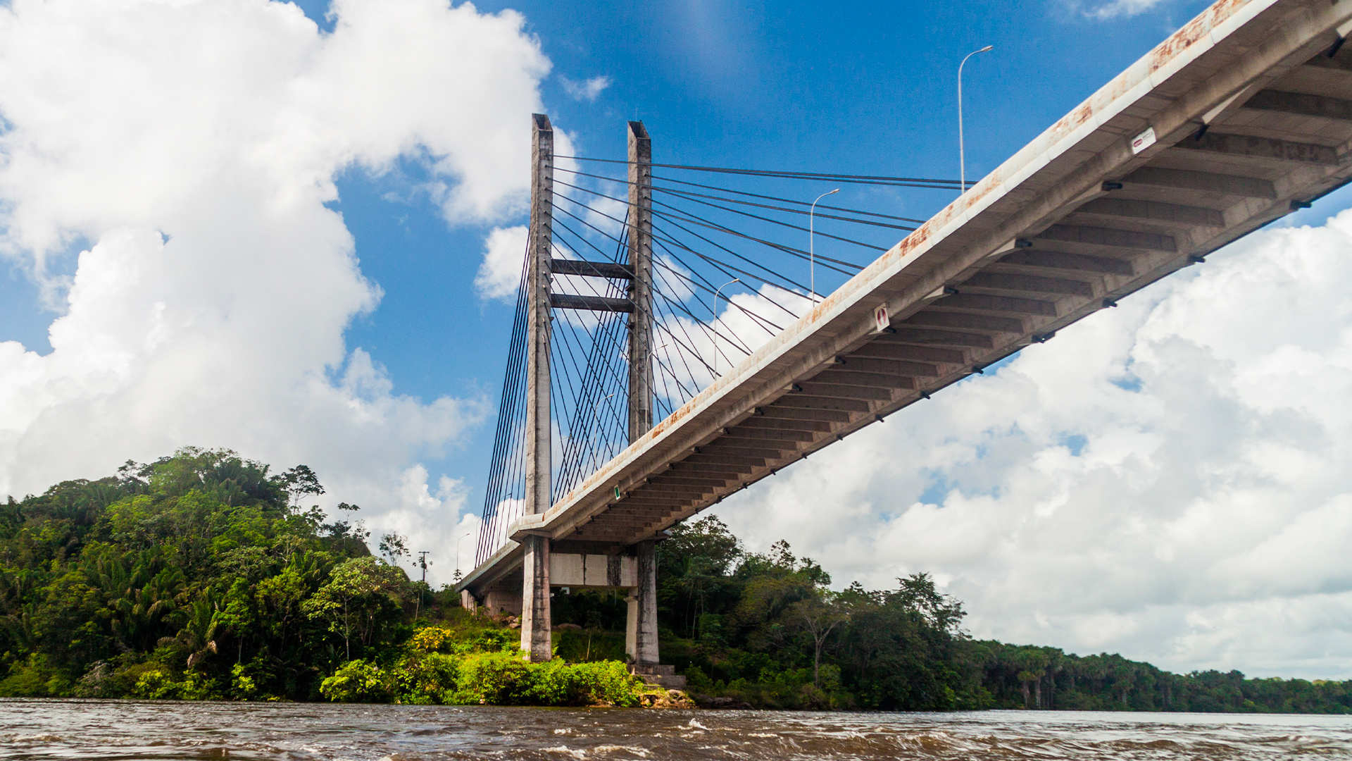 vue du pont à la frontière Guyane Bresil depuis le fleuve